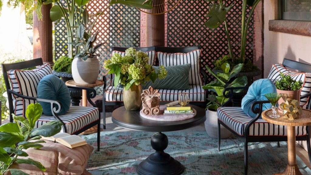 Chic City Balcony Lounge: Space Optimization at Its Best