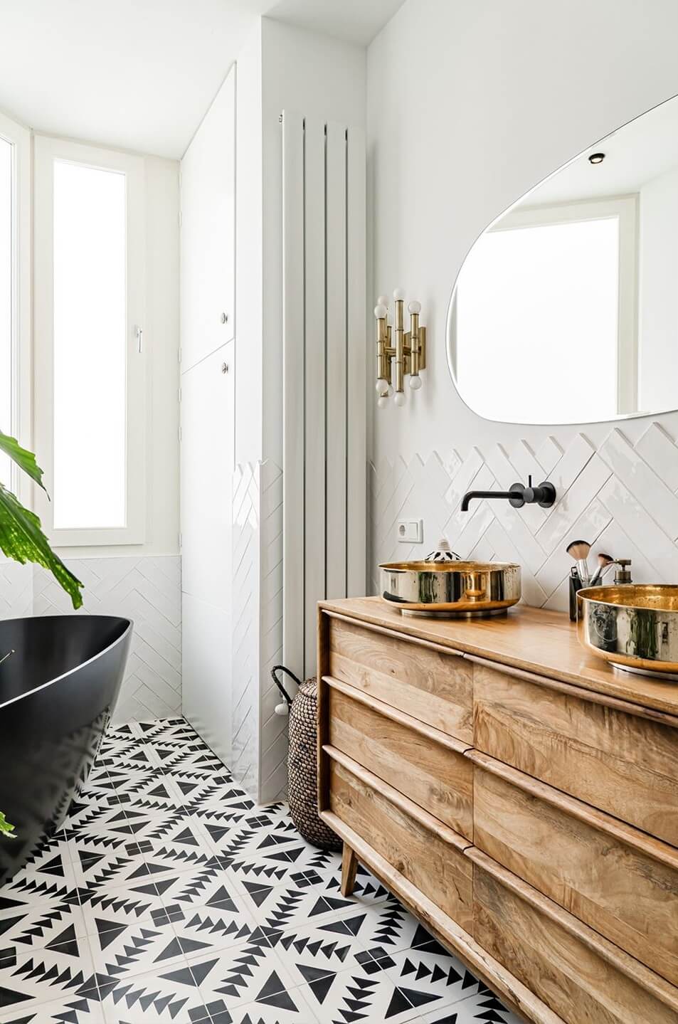 https://www.thenordroom.com/wp-content/uploads/2019/04/bathroom-with-black-and-white-geometric-floor-tiles-nordroom.jpg?utm_source=chatgpt.com